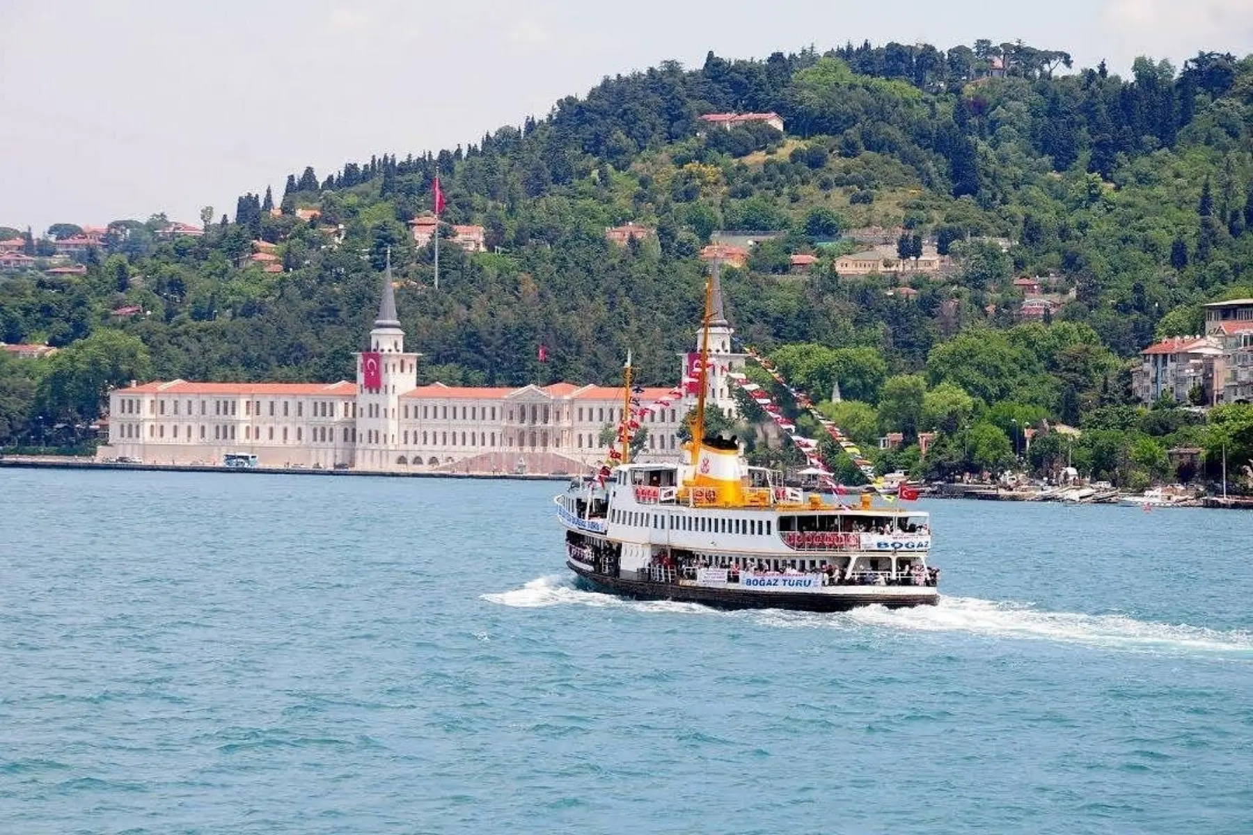   14:00 – Scenic Cruise & Sightseeing